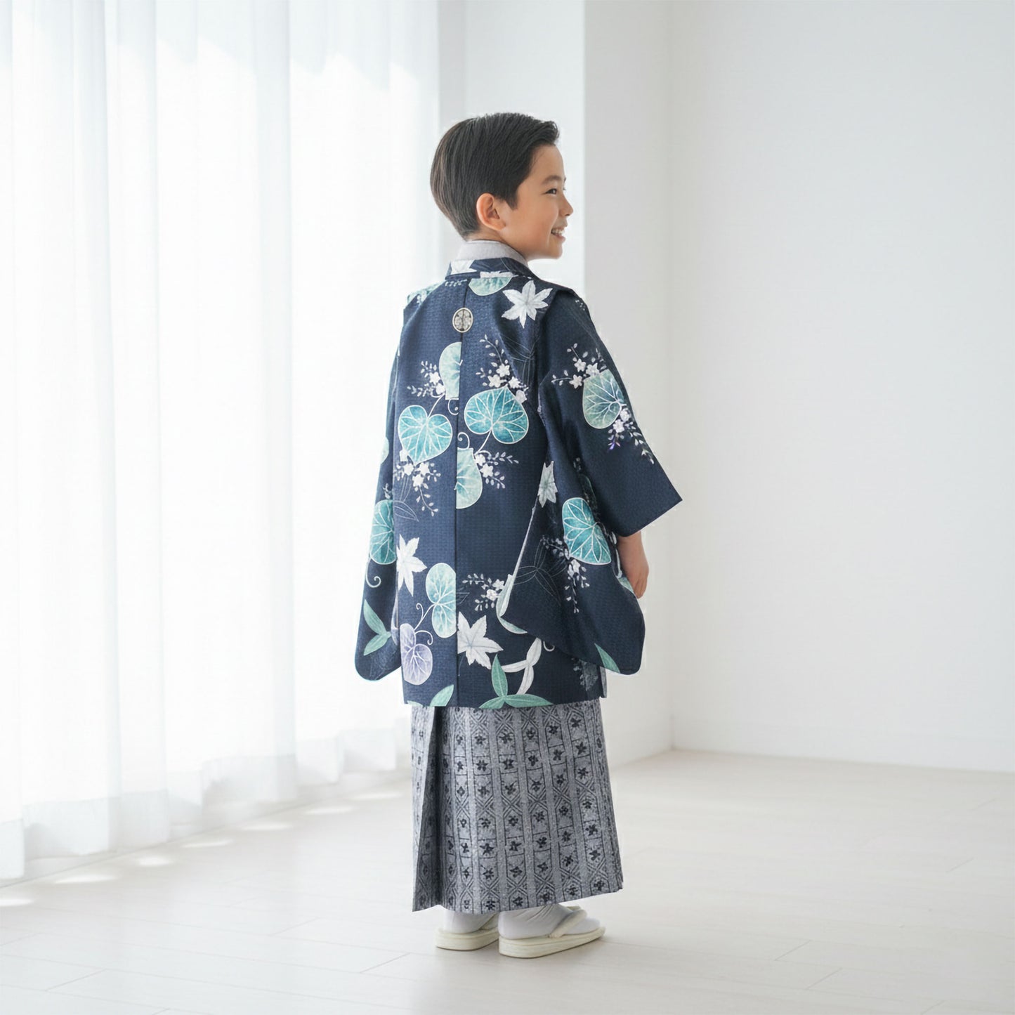 【レンタル】卒園七五三【かんたん着付け】おりびと羽織袴五歳男児着物アンサンブルセットフルセット【5歳貸衣装子供男の子着物セット】お正月卒業式【往復送料無料】織美桐黒白シルバー新品足袋プレゼント